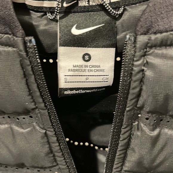 Nike “windbreaker vest” Like new only worn a couple times - Picture 4 of 4